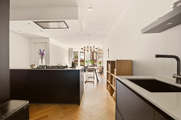 Medium property photo - Van Oldenbarneveldtstraat 52H, 1052 KC Amsterdam